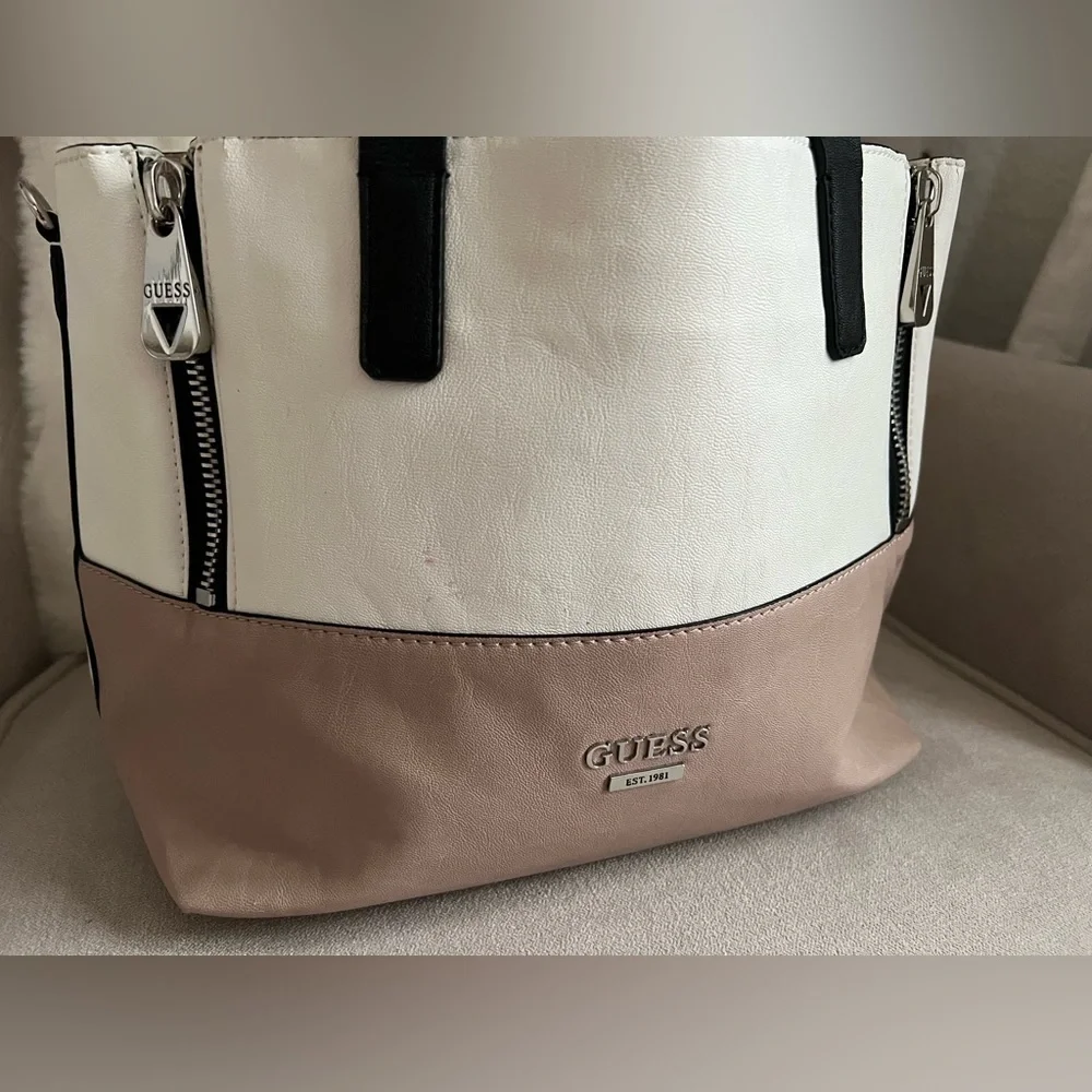 GUESS DOHENY COLOR-BLOCKED SATCHEL HANDBAG